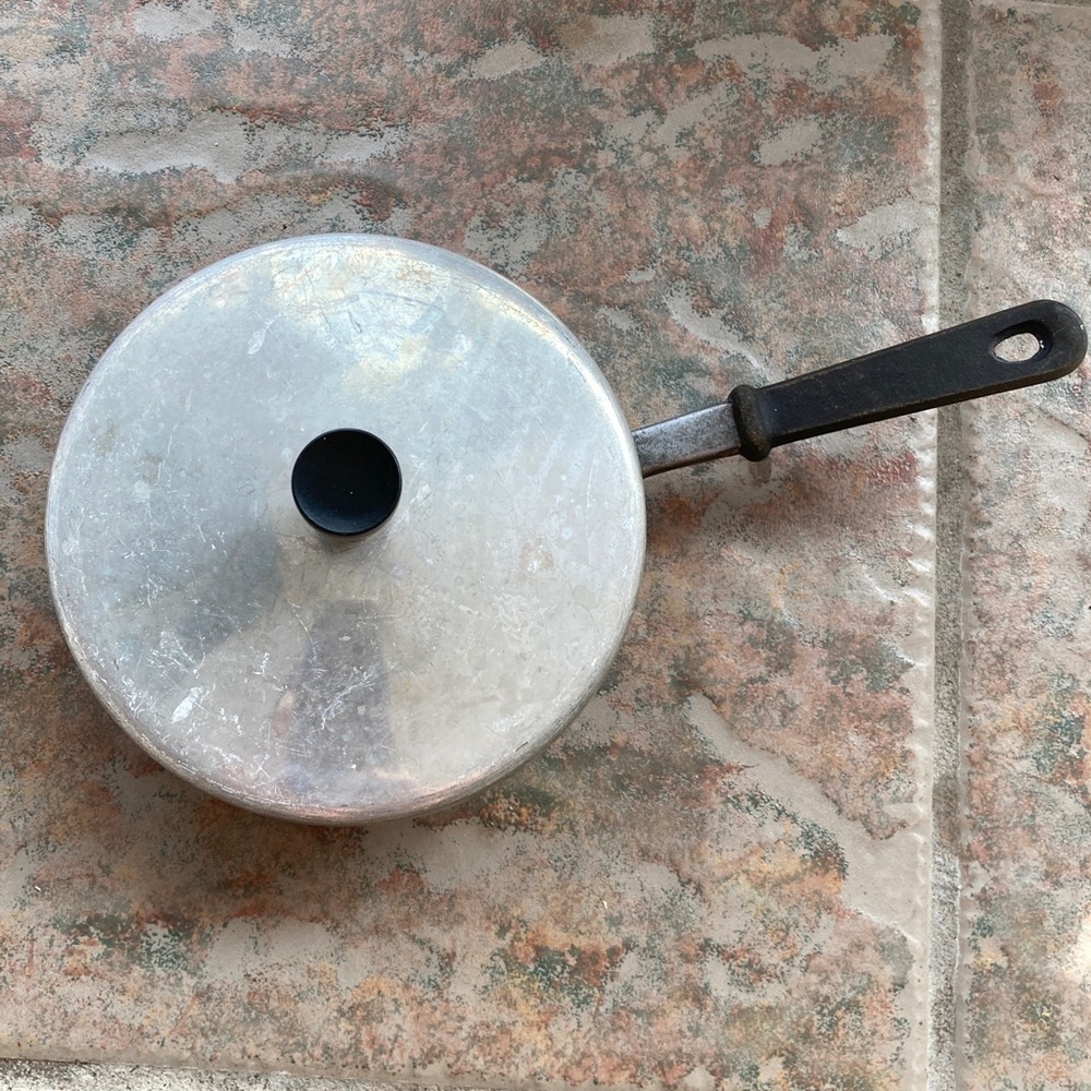 Vintage (40’s) Covered Fry Pan